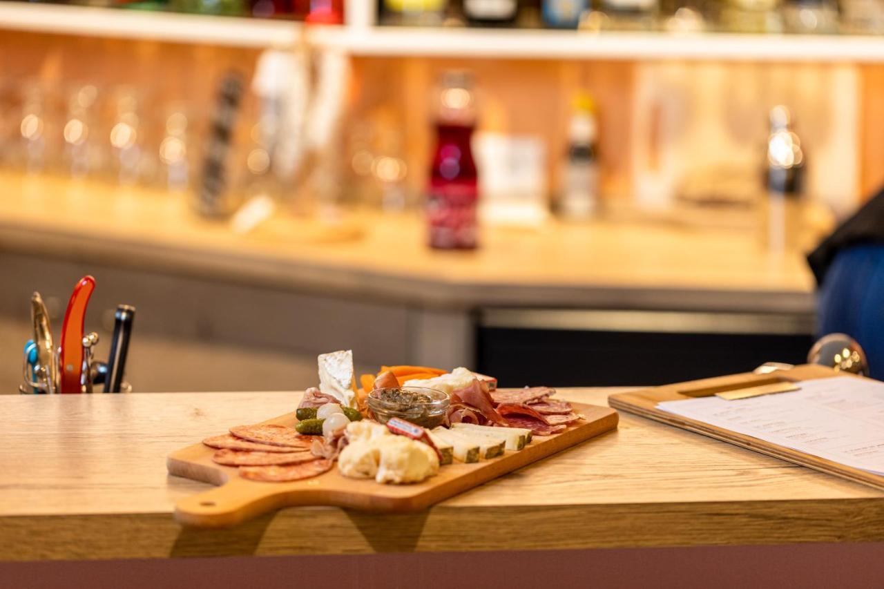 The Originals Boutique Hotel Restaurant Saint James, Montaigu-Vendee Esterno foto