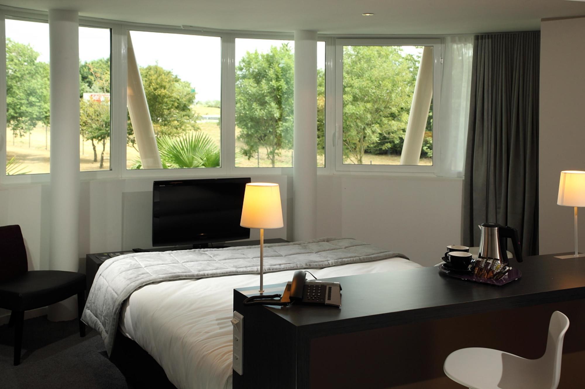 The Originals Boutique Hotel Restaurant Saint James, Montaigu-Vendee Esterno foto